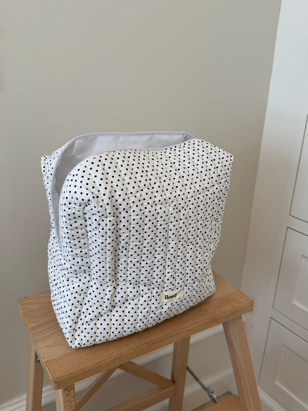 Honey stor toilettaske - Hvid med polka prikker