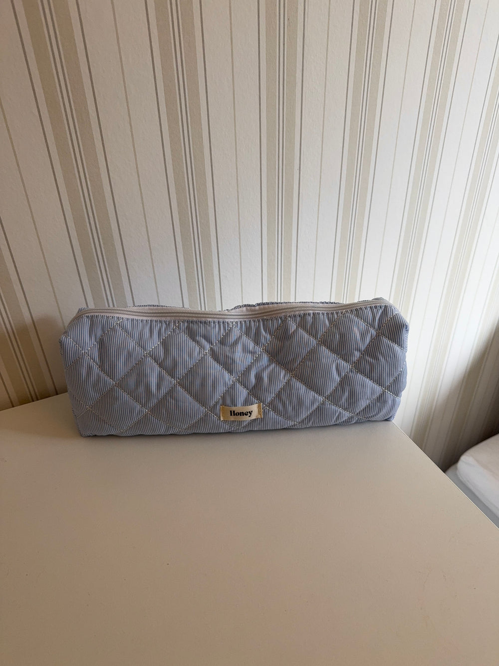 Honey stor toilettaske med striber - Lyseblå/hvid