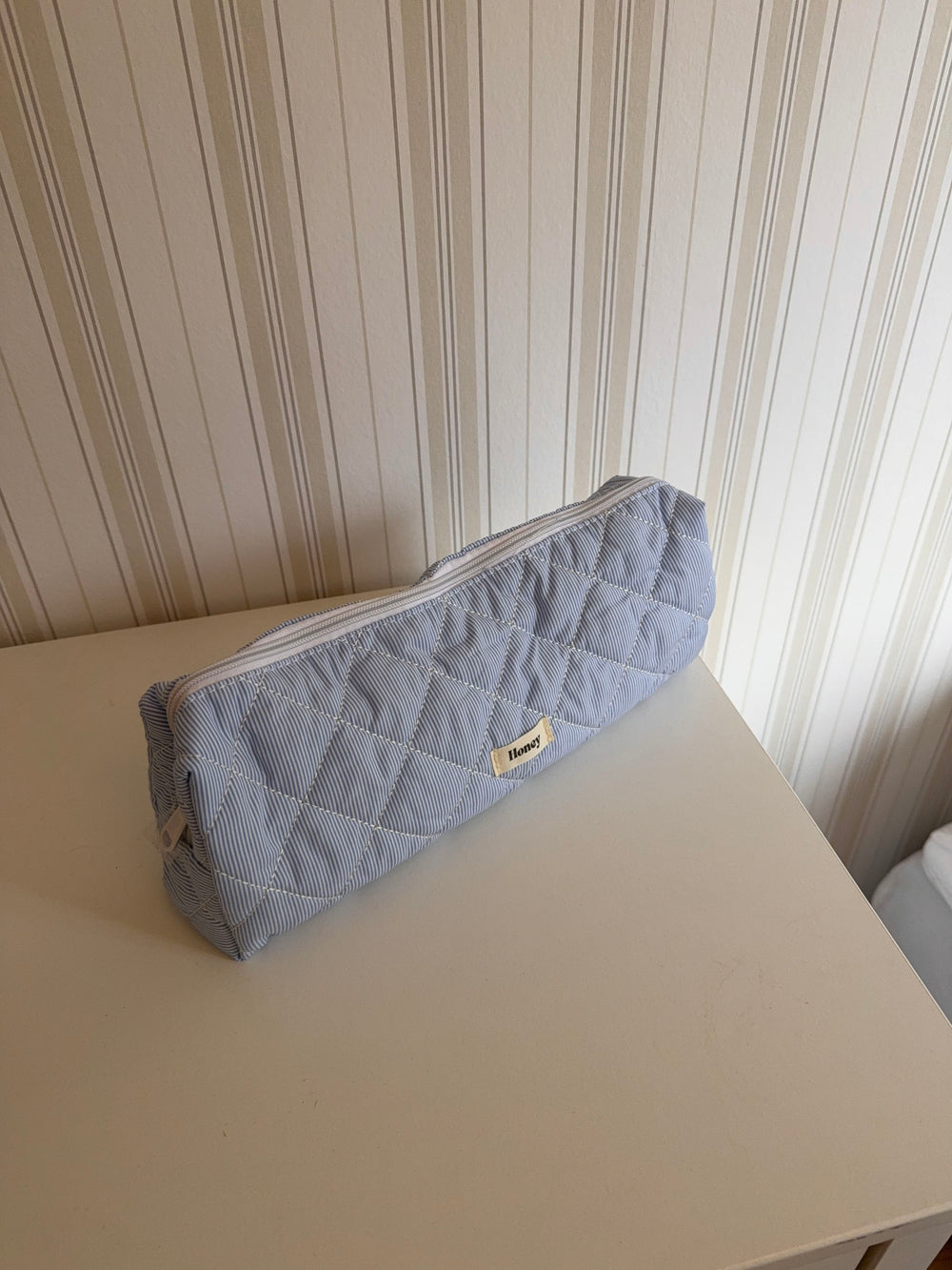 Honey stor toilettaske med striber - Lyseblå/hvid