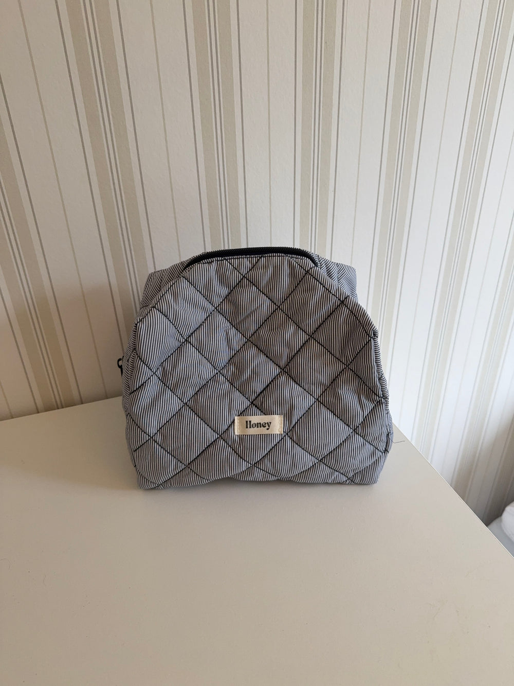 Honey stor toilettaske med striber - Mørkeblå/hvid