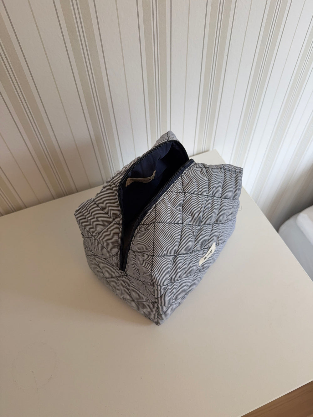 Honey stor toilettaske med striber - Mørkeblå/hvid