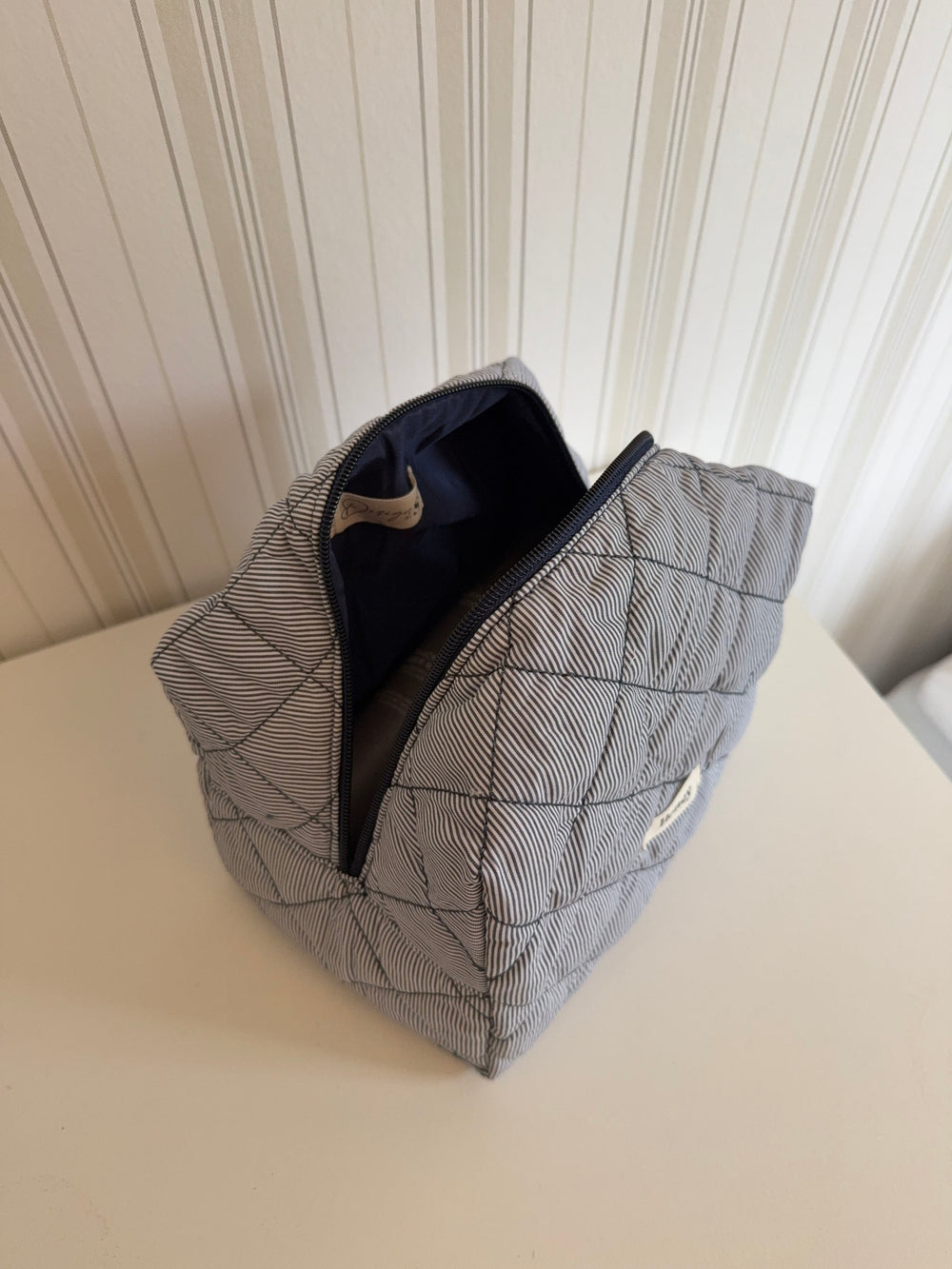 Honey stor toilettaske med striber - Mørkeblå/hvid