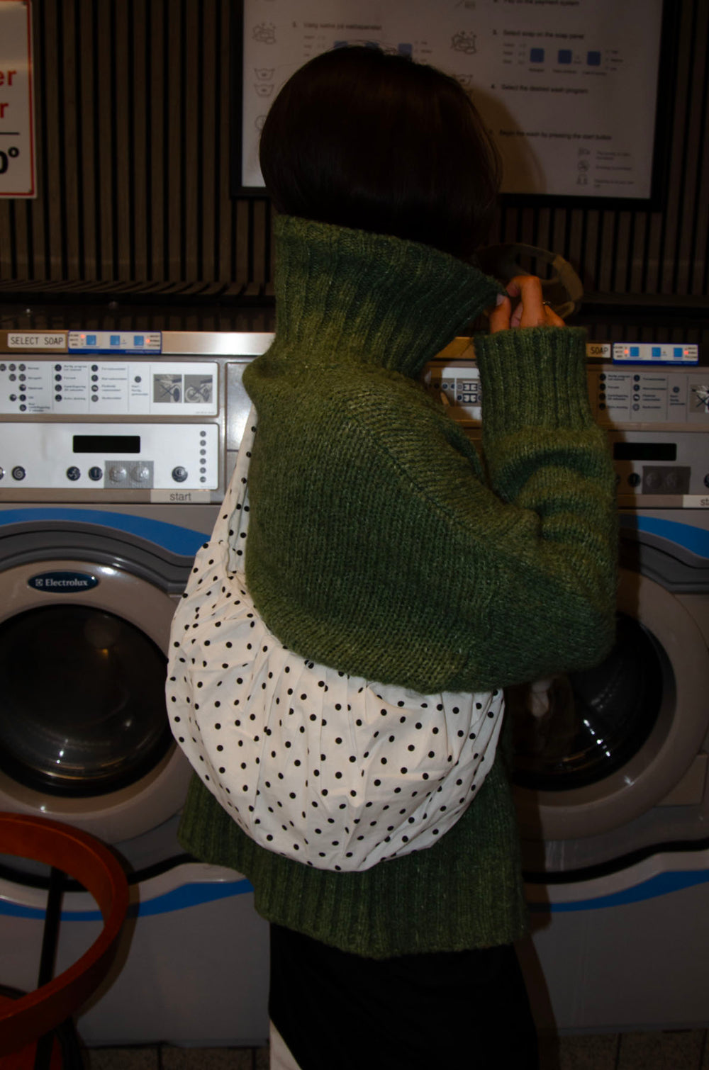 Cia skuldertaske med polka prikker - Hvid