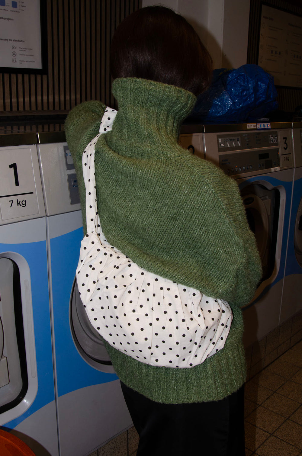 Cia skuldertaske med polka prikker - Hvid