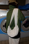 Cia skuldertaske med polka prikker - Hvid