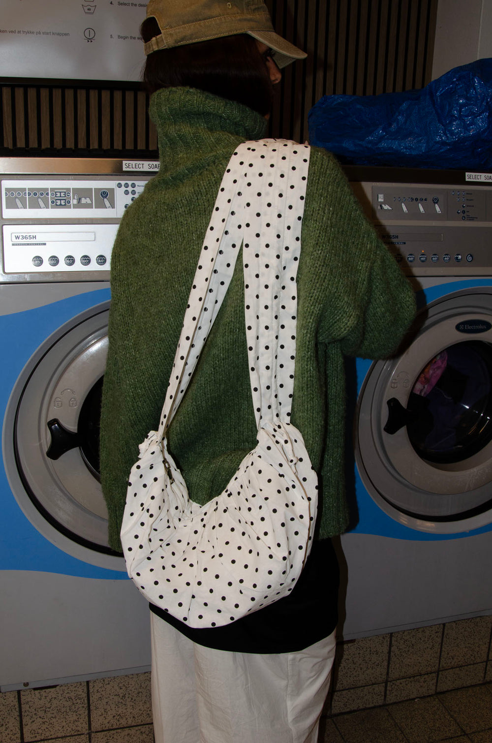 Cia skuldertaske med polka prikker - Hvid