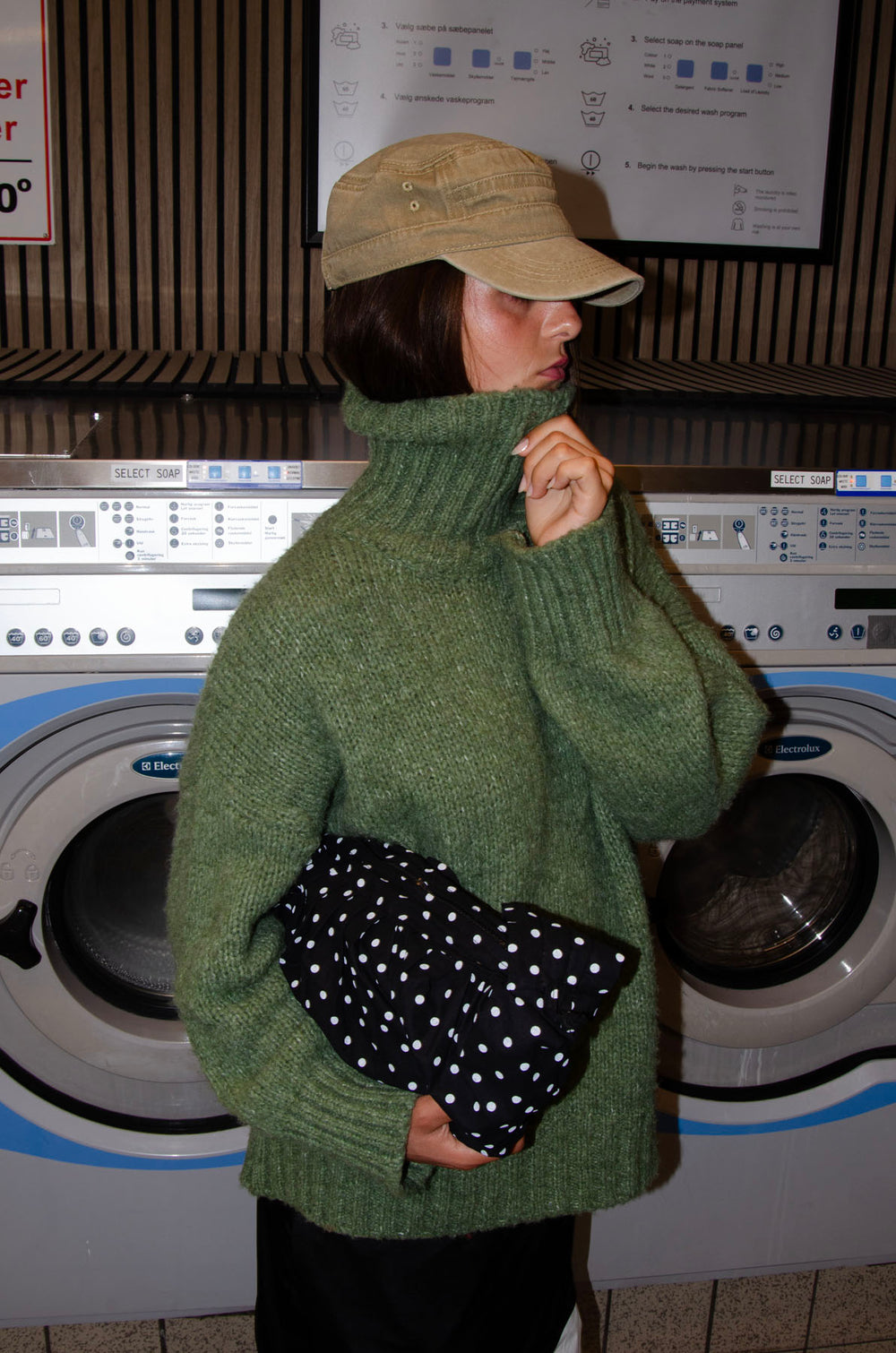 Cia skuldertaske med polka prikker - Sort