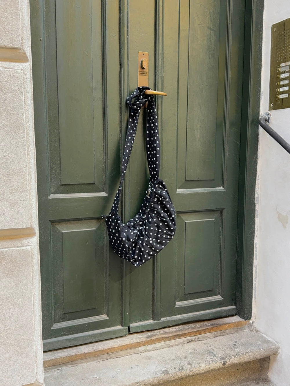 Cia skuldertaske med polka prikker - Sort