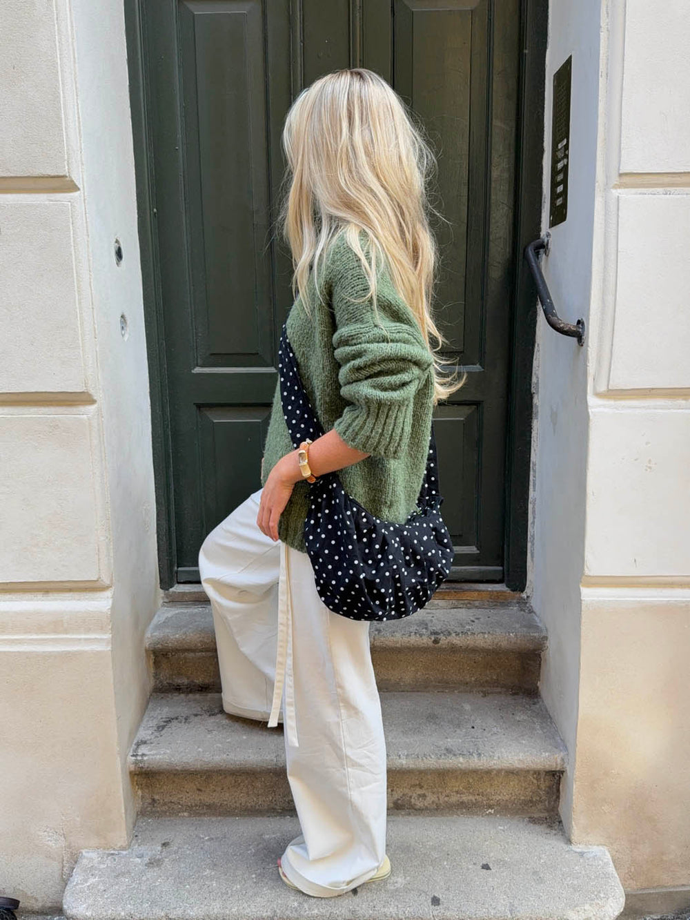 Cia skuldertaske med polka prikker - Sort