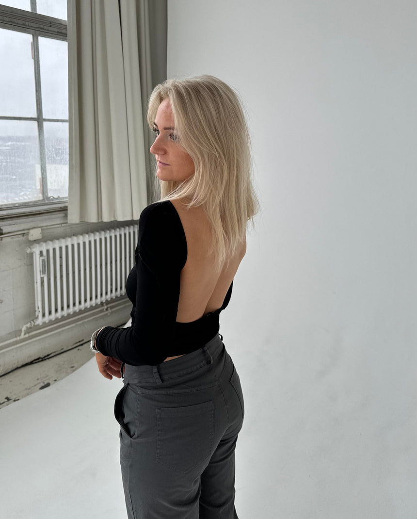 Leah bluse med åben ryg - sort
