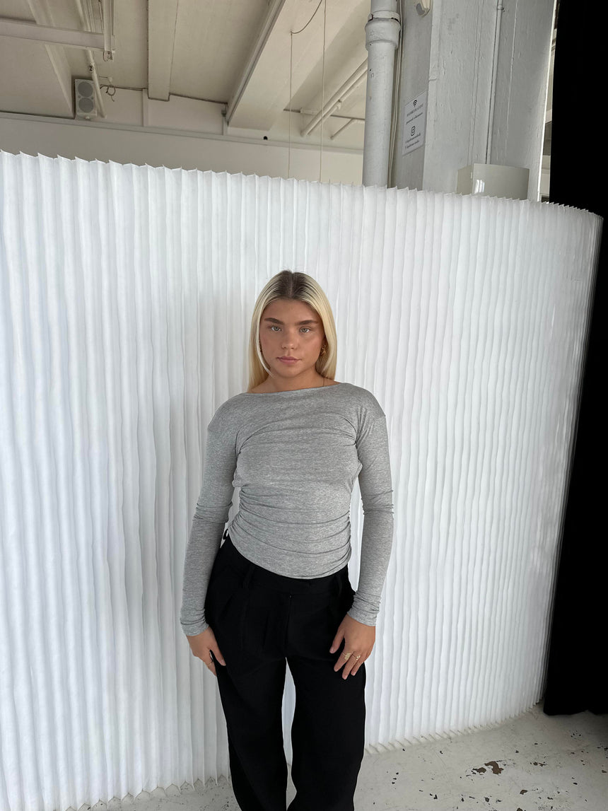 Leah bluse med åben ryg - lysegrå