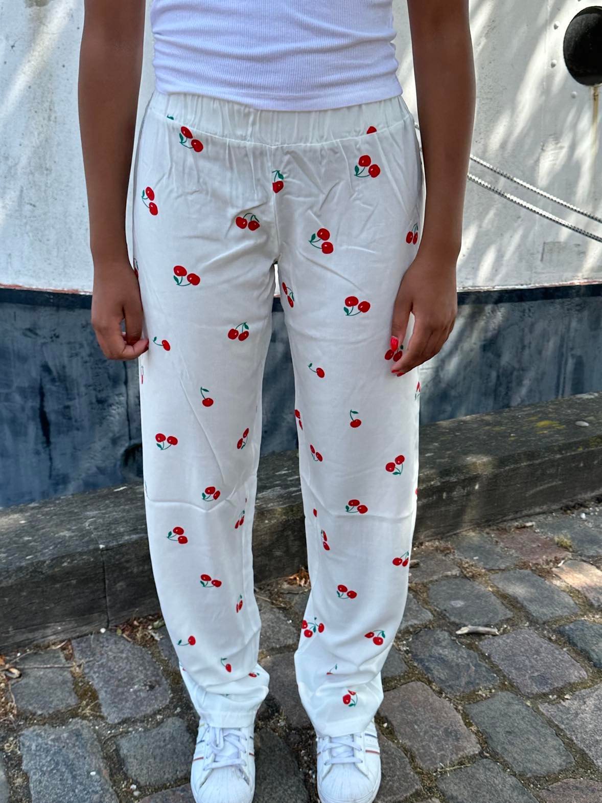 Bukser - Hvide med kirsebær ApS