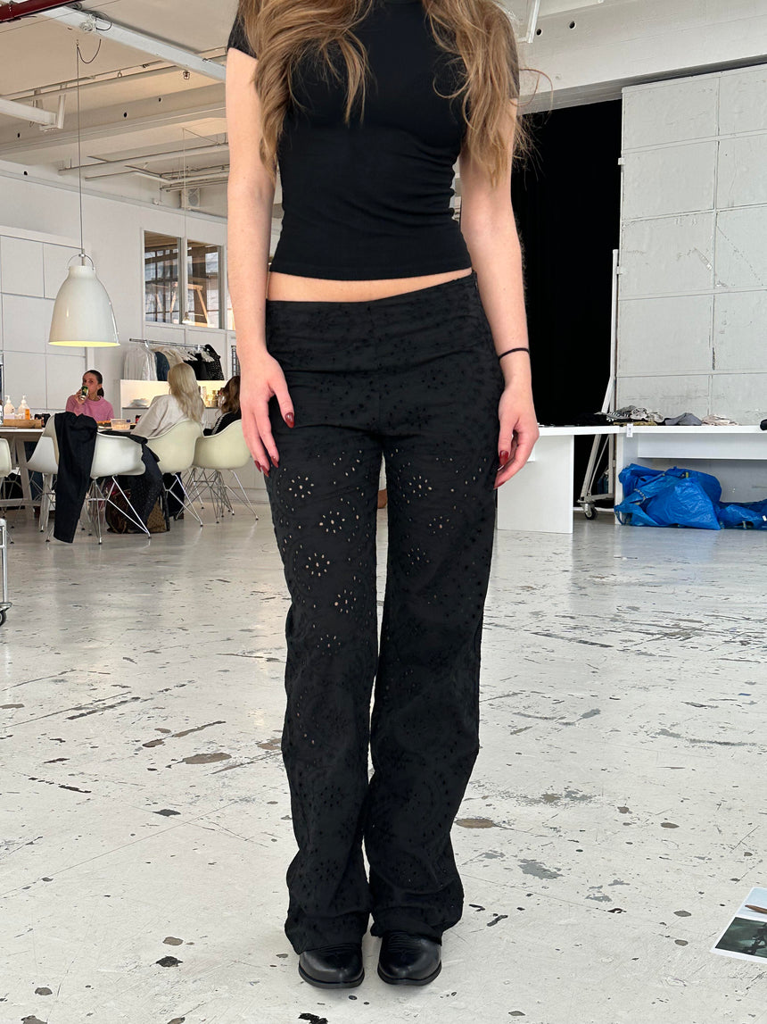 Lilia bukser i broderie anglaise - Sort