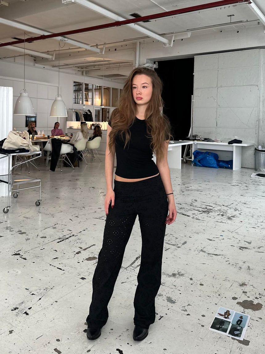 Lilia bukser i broderie anglaise - Sort