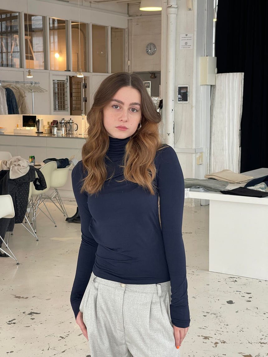 Margaret turtleneck bluse med åben ryg - Navy