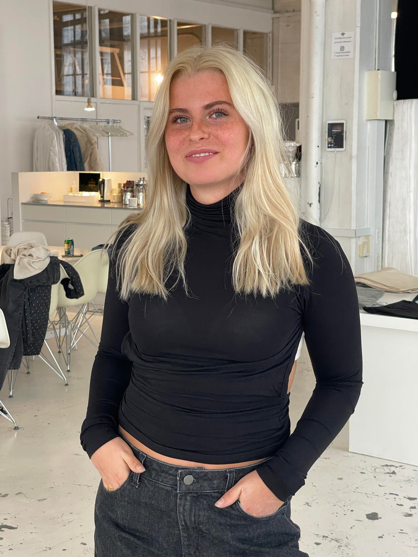 Margaret turtlenck bluse med åben ryg - Sort