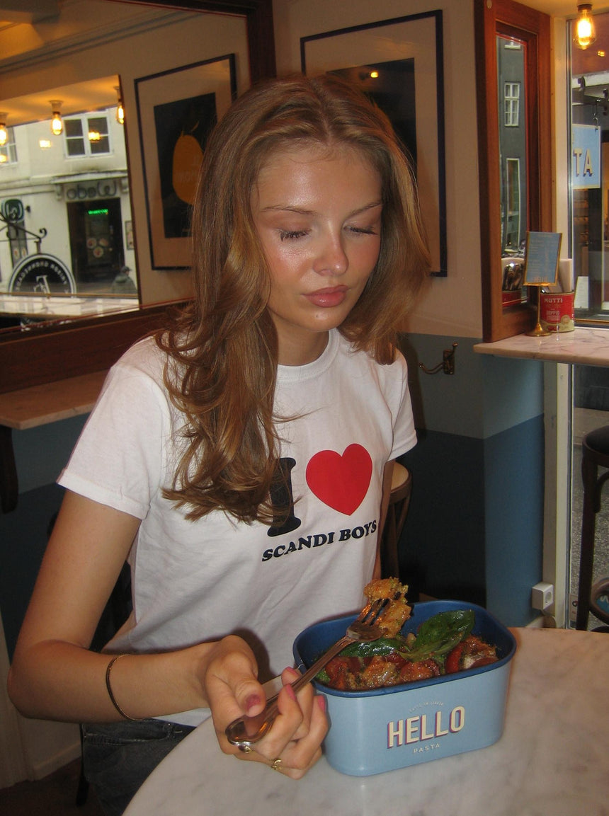 "I love scandi boys" baby tee - hvid