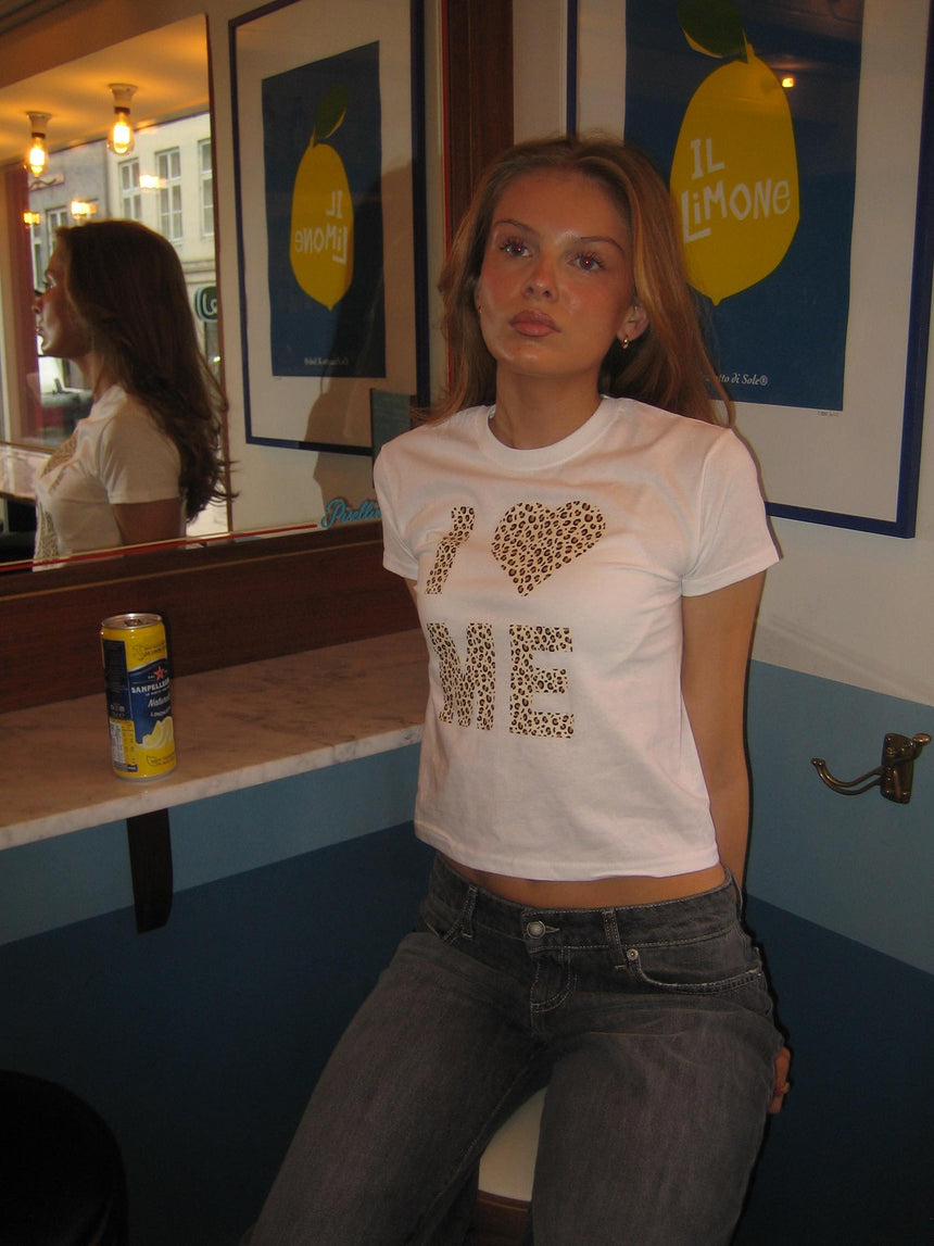 "I love me" leopard skrift baby tee - hvid
