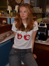 "8-ball kirsebær" baby tee- hvid