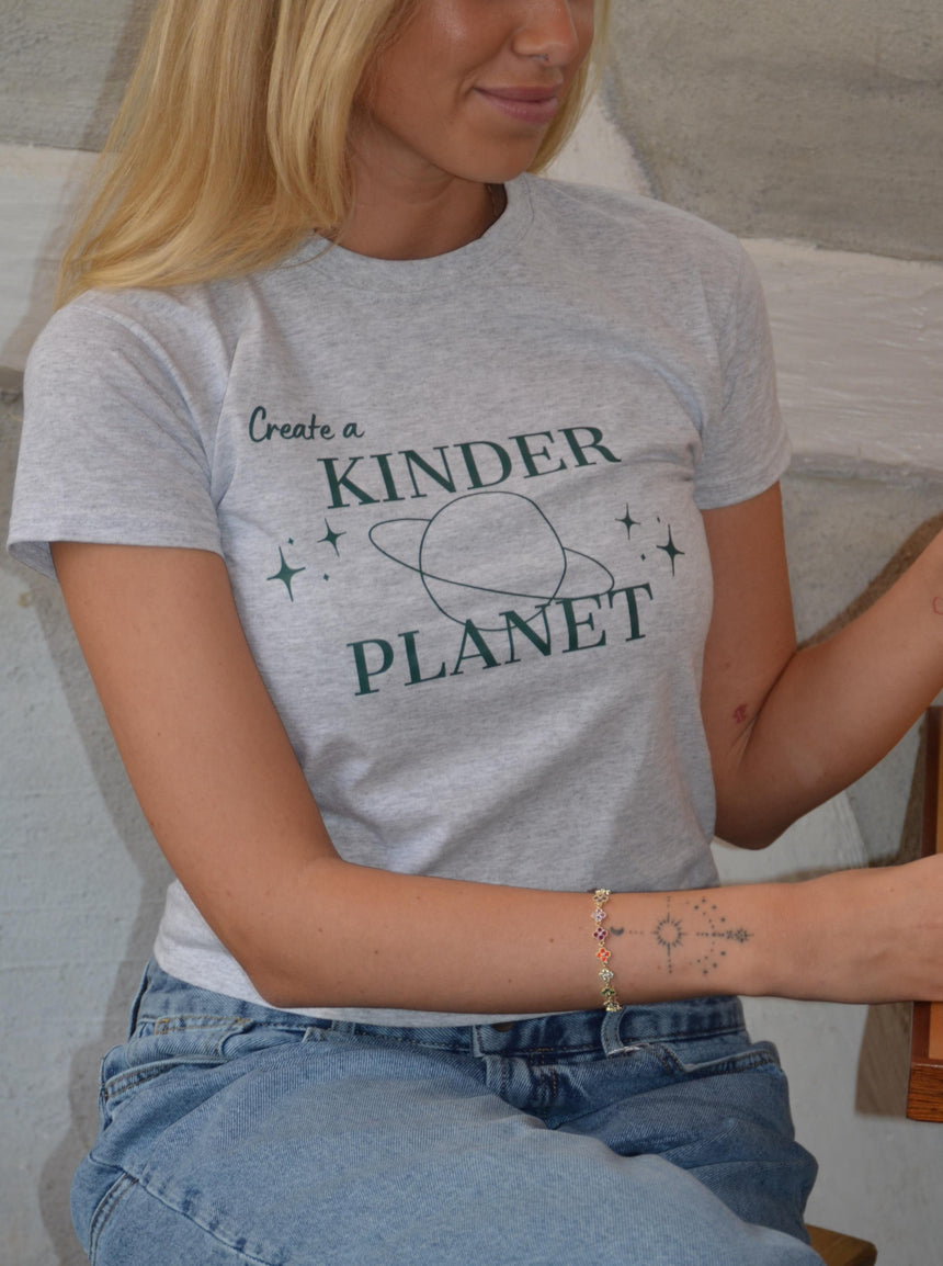 "Create a kinder planet" baby tee - grå