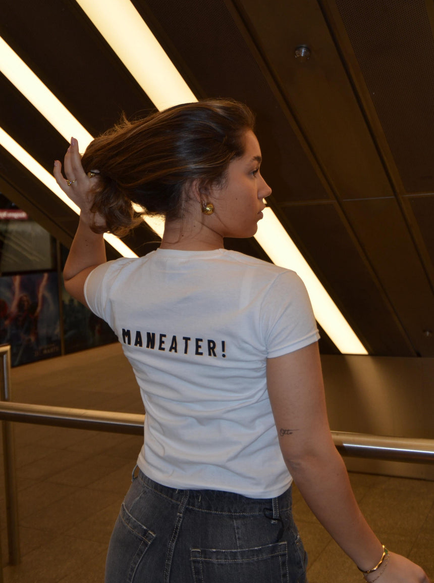 "Maneater!" baby tee - hvid