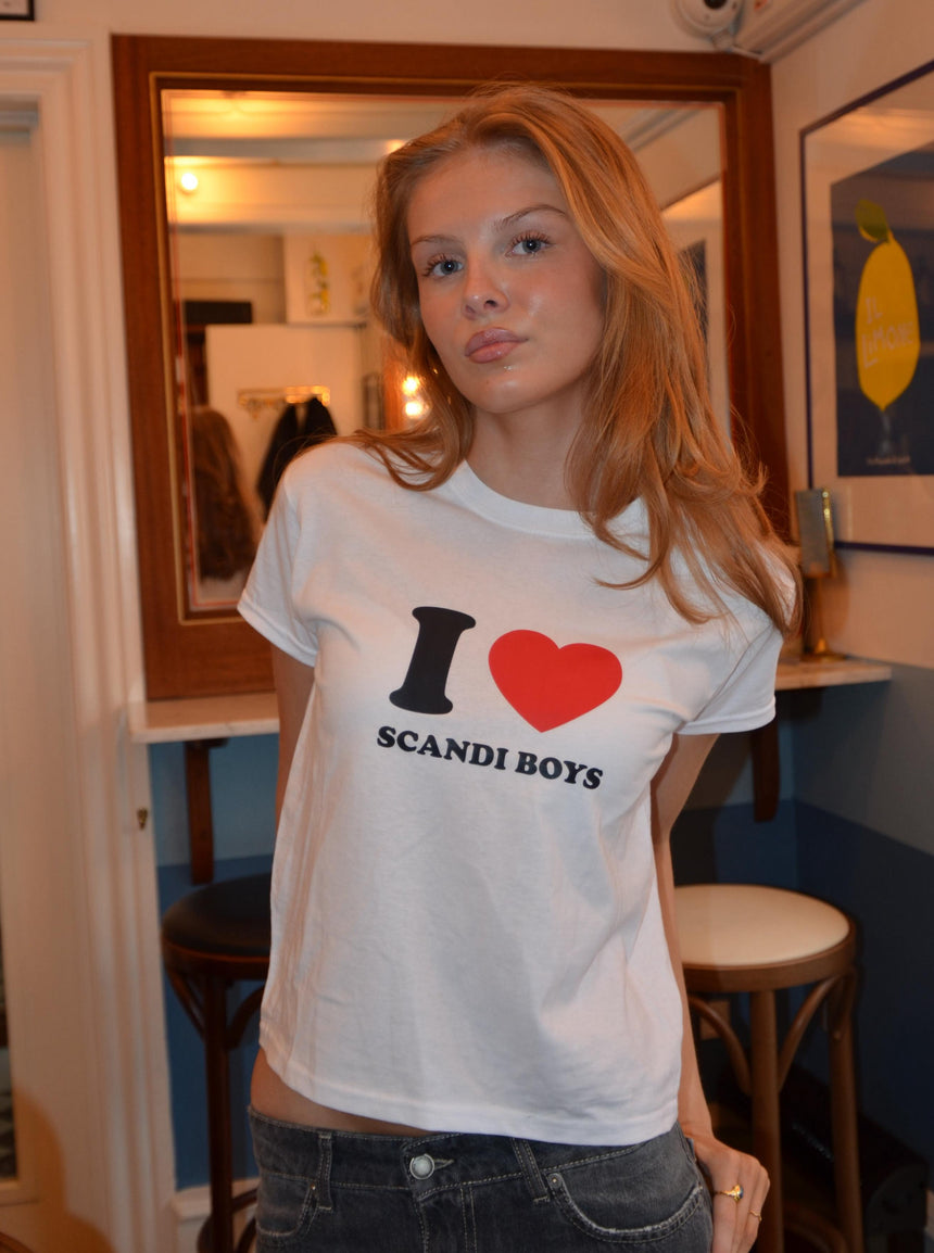 "I love scandi boys" baby tee - hvid