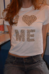 "I love me" leopard skrift baby tee - hvid