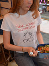 "Small boobs big dreams" baby tee - hvid