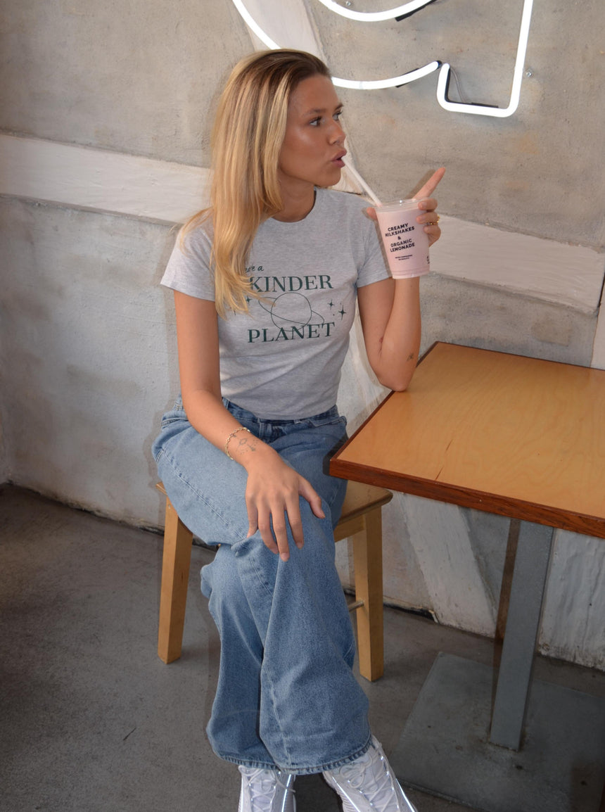 "Create a kinder planet" baby tee - grå