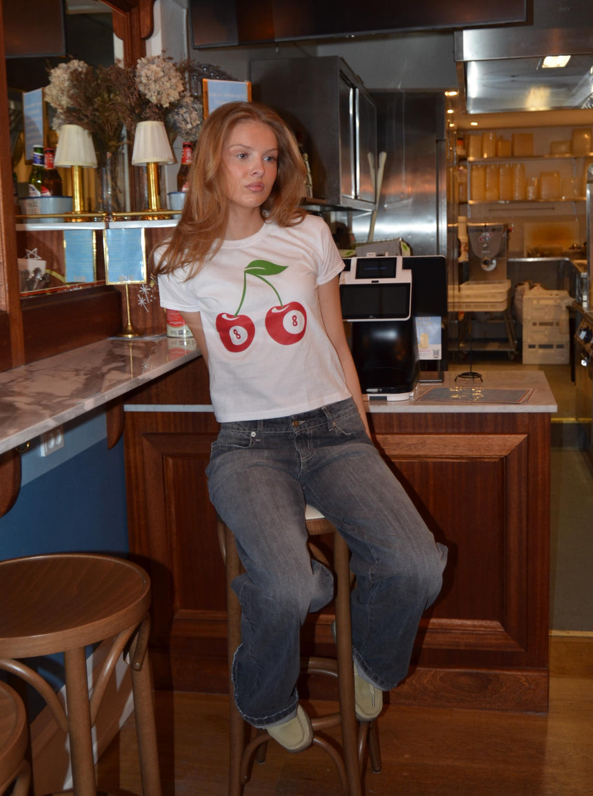 "8-ball kirsebær" baby tee- hvid