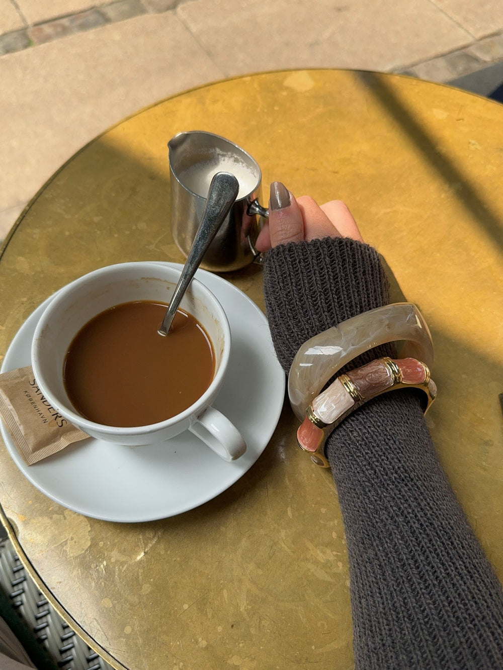Armbånd med striber - Koral/brun/guld/off white