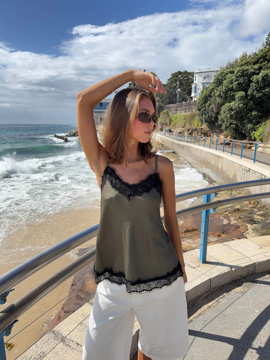 Daniana satintop med blonder - Kaki