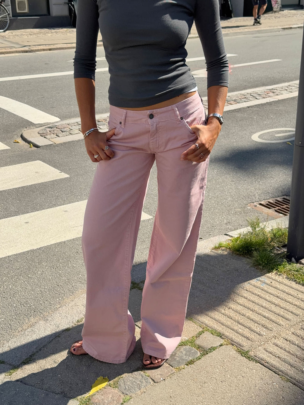 Floraline lavtaljede jeans - Støvet lyserød