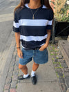 Sannie stribet t-shirt i let strik- Navy/hvid