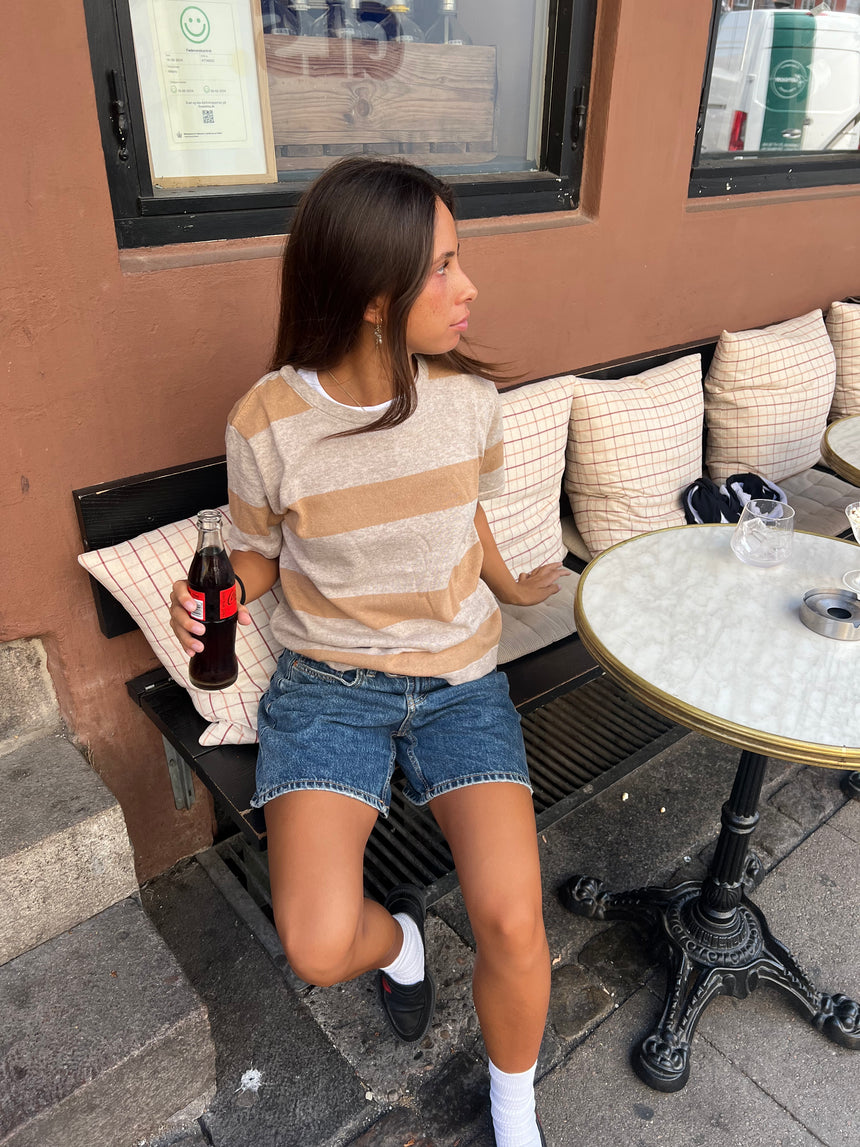 Sannie stribet t-shirt i let strik - Nude/beige