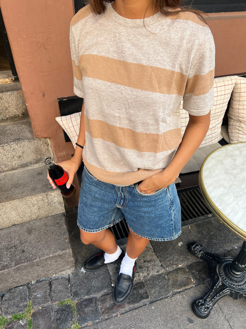 Sannie stribet t-shirt i let strik - Nude/beige