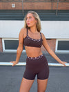 Layered sports bra med polkaprikker - Espresso/marshmellow