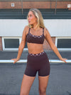 Layered sports bra med polkaprikker - Espresso/marshmellow
