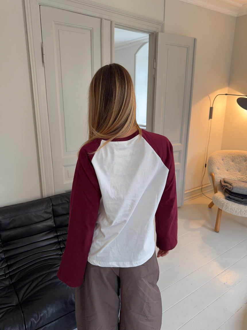 "Newport" bluse - Hvid/bordeaux