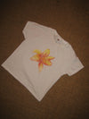 "Gul lilje" baby tee - Hvid