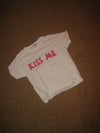 "Kiss me" baby tee - Hvid