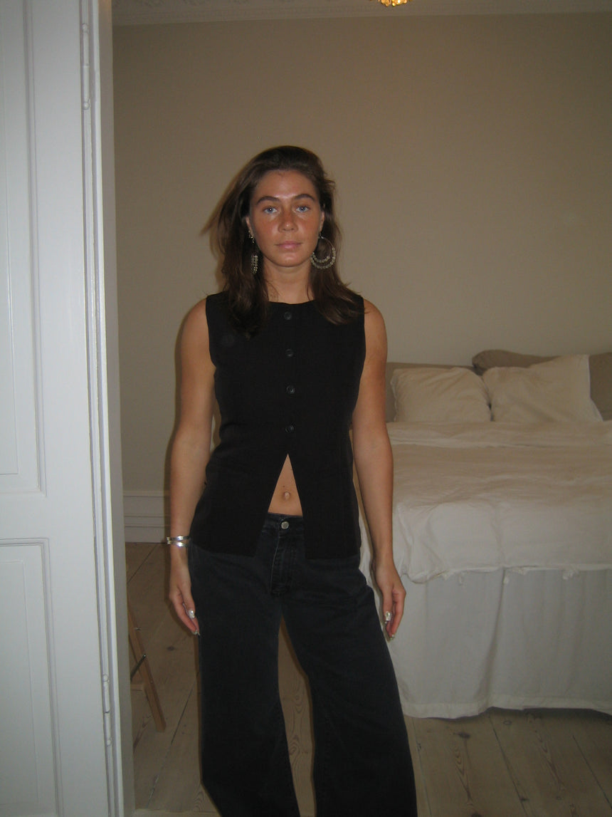 Annika vest med knapper - Sort