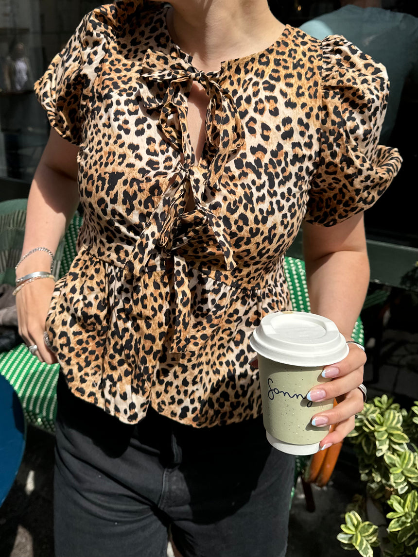 Akari bluse med pufærmer - Leopard