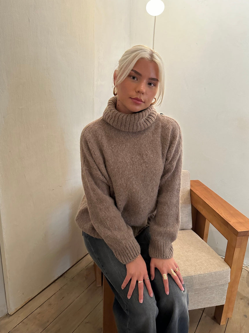 Idun striktrøje med turtleneck  - Brun