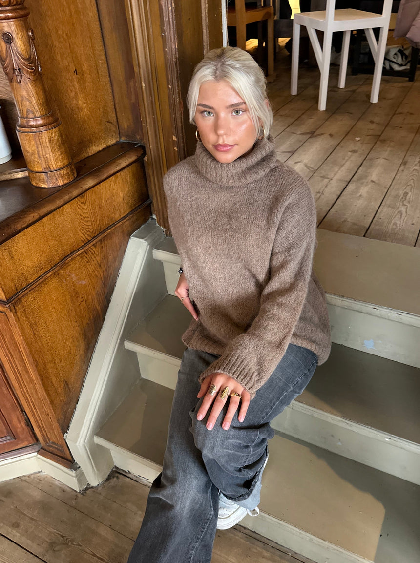 Idun striktrøje med turtleneck  - Brun