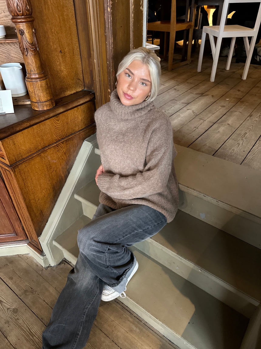 Idun striktrøje med turtleneck  - Brun
