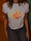"Gul lilje" baby tee - Hvid