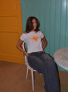 "Gul lilje" baby tee - Hvid