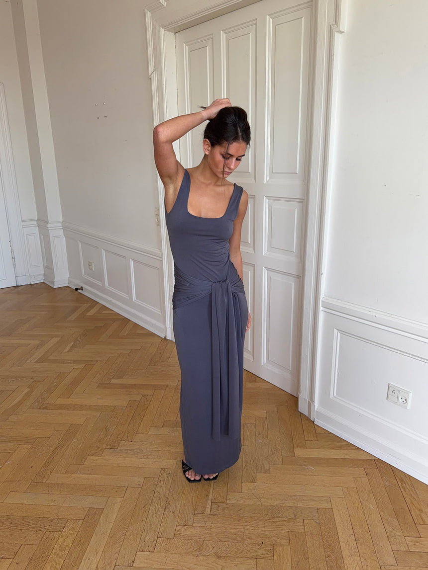 Mia kjole med bindedetalje - Grå