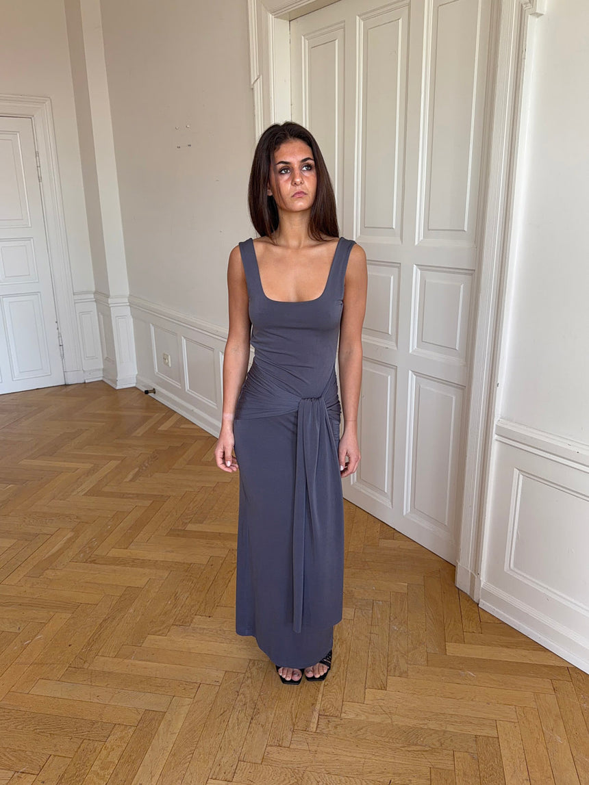 Mia kjole med bindedetalje - Grå